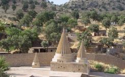 نمای کلی معبد لالش در دره کوهستانی