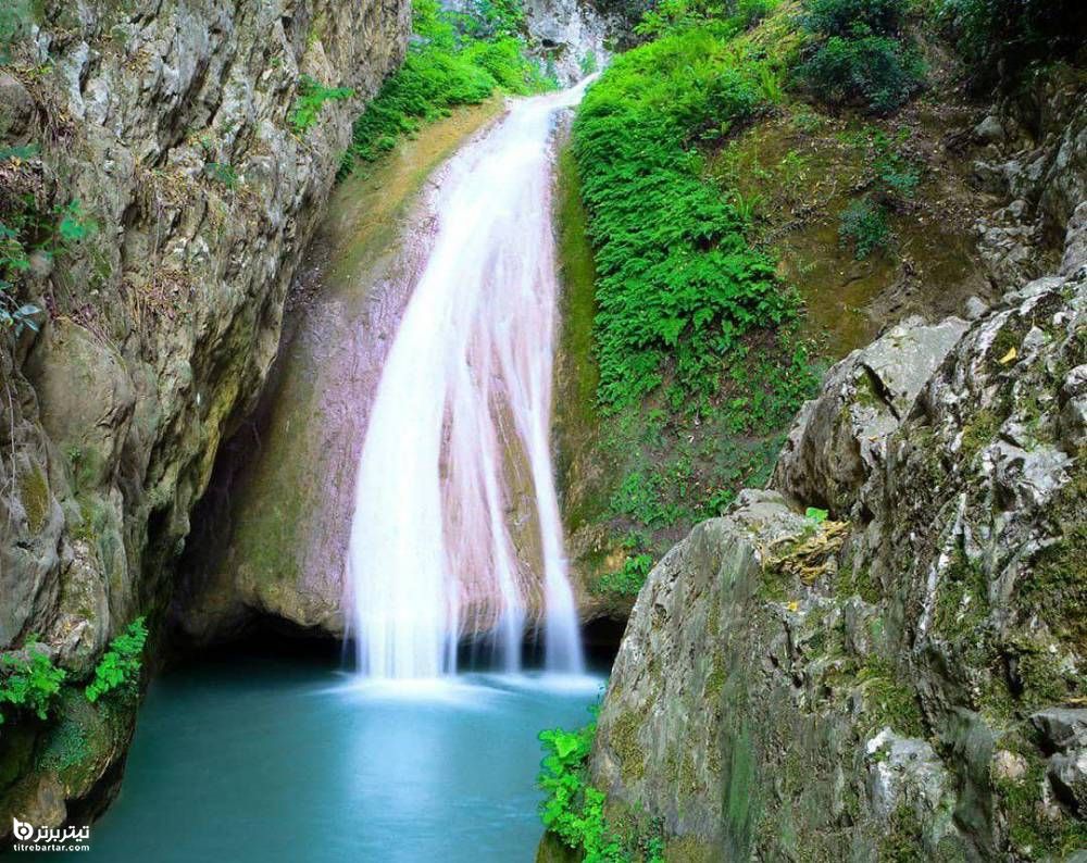 صخره‌های خزه بسته و پلکانی آبشار لوه