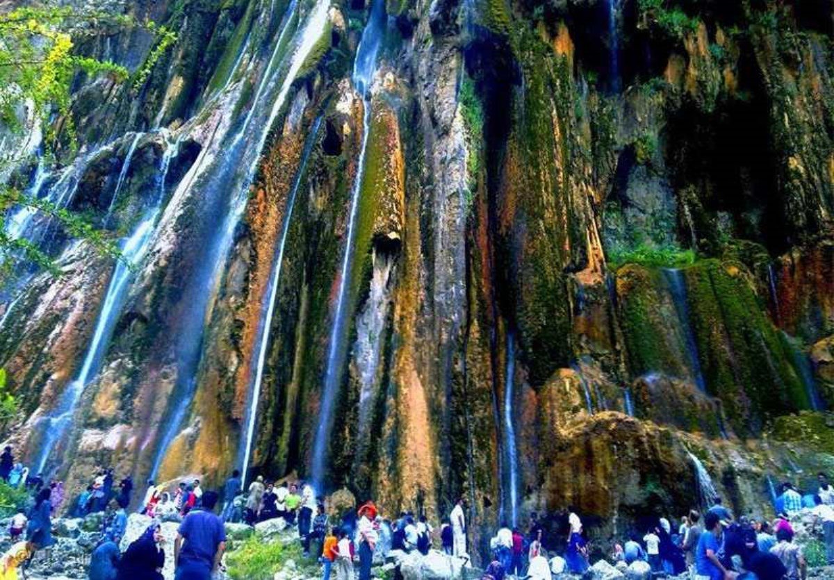 نمای باشکوه آبشار مارگون سپیدان در میان صخره‌های زاگرس