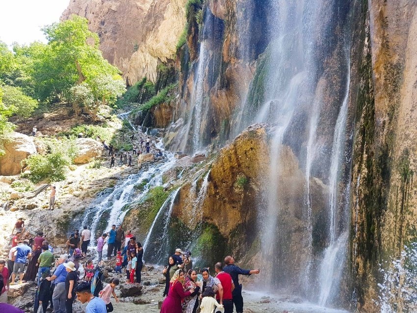 طبیعت سرسبز اطراف دره آبشار مارگون در بهار