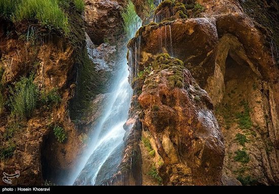 مسیر سنگ‌فرش شده و زیبای پیاده‌روی به سمت آبشار مارگون
