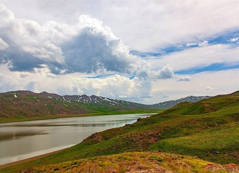 دریاچه نئور یخ‌زده در زمستان