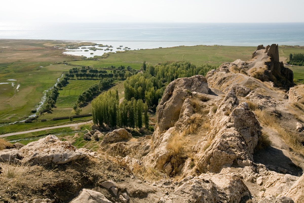 نمای شهر قدیمی تخریب شده وان و مسجد خسرو پاشا از بالای قلعه
