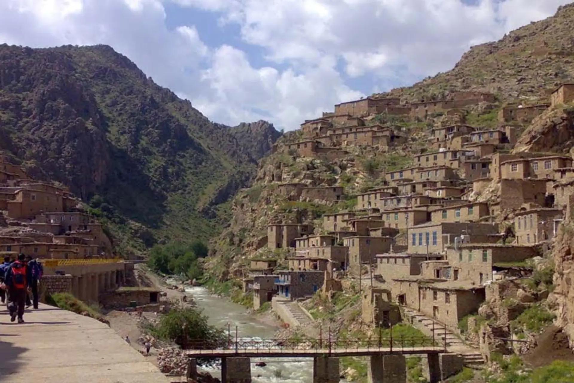 نمای کلی از روستای پلکانی پالنگان در دره تنگیور کردستان