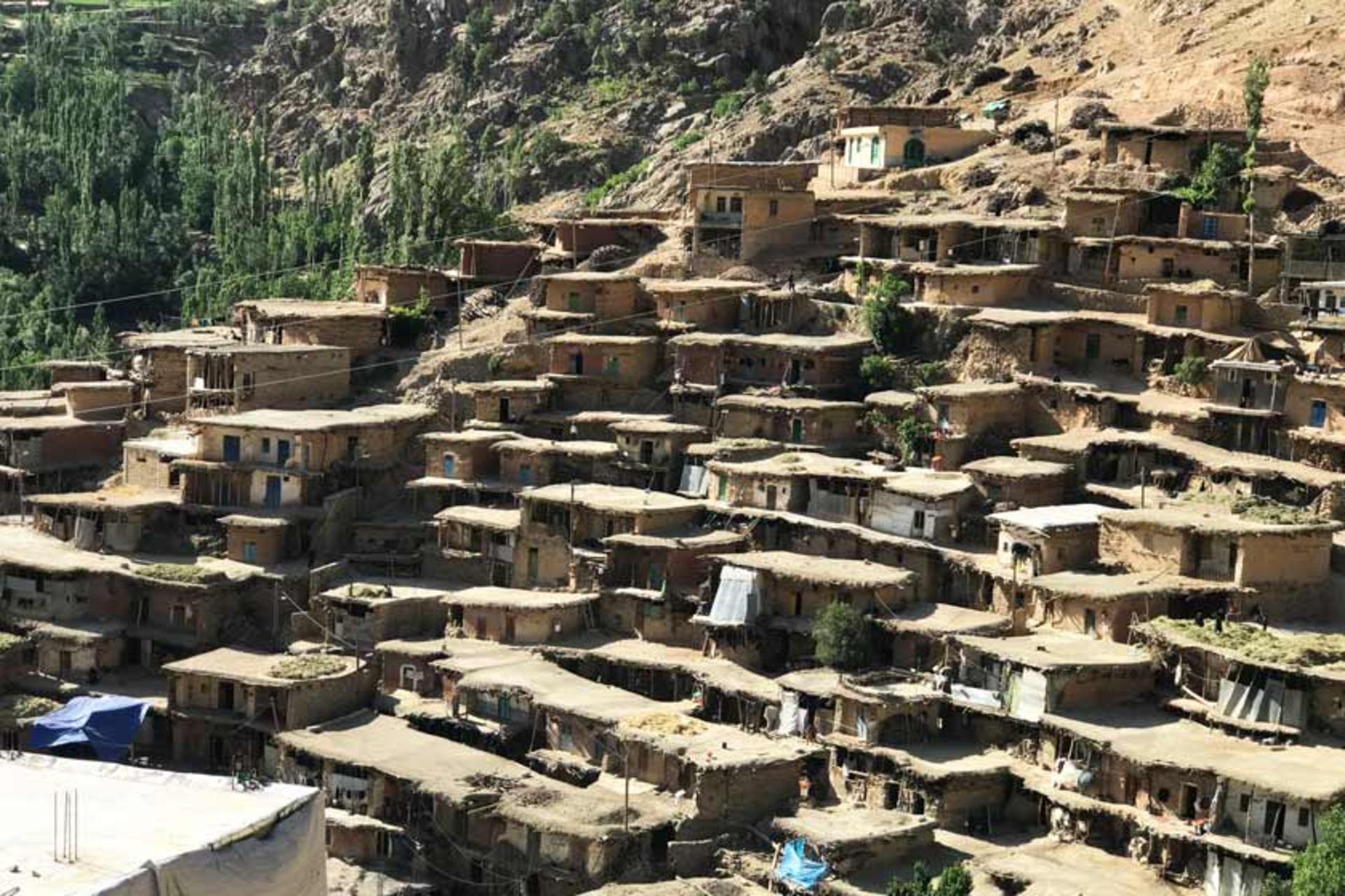 زنان محلی روستای سرآقا سید با لباس‌های سنتی بختیاری