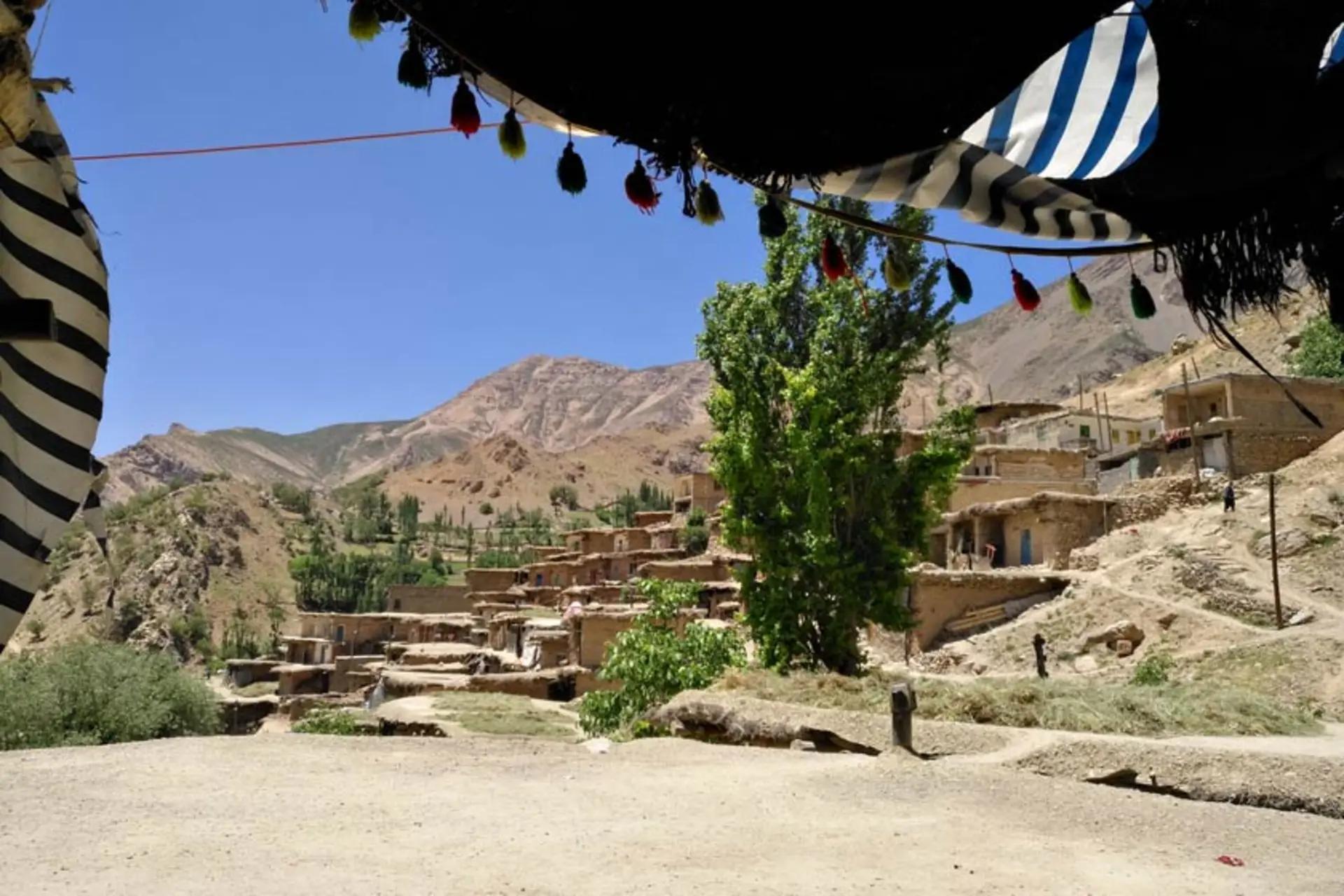 نمای کلی از روستای پلکانی سرآقا سید کوهرنگ در دامنه‌های زاگرس