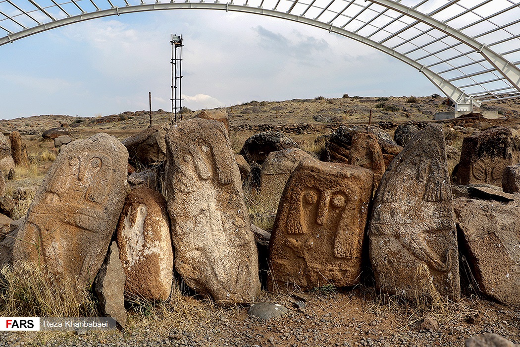 نمای کلی محوطه باستانی شهر یری در کنار کوهستان و دشت های پیرامون