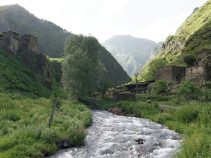 نمای کلی دهکده قلعه‌ای شاتیلی در دره رودخانه آرگونی گرجستان