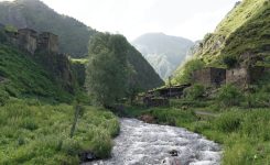 نمای کلی دهکده قلعهای شاتیلی در دره رودخانه آرگونی گرجستان