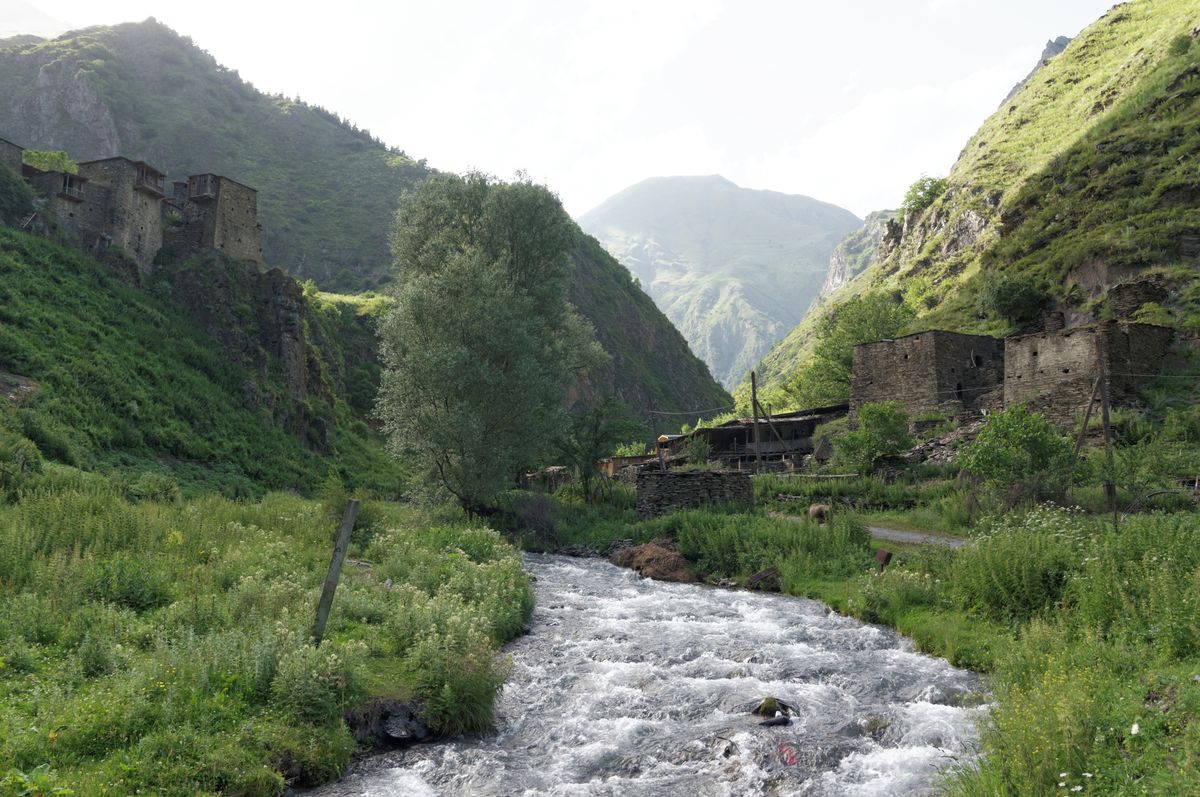 نمای کلی دهکده قلعه‌ای شاتیلی در دره رودخانه آرگونی گرجستان