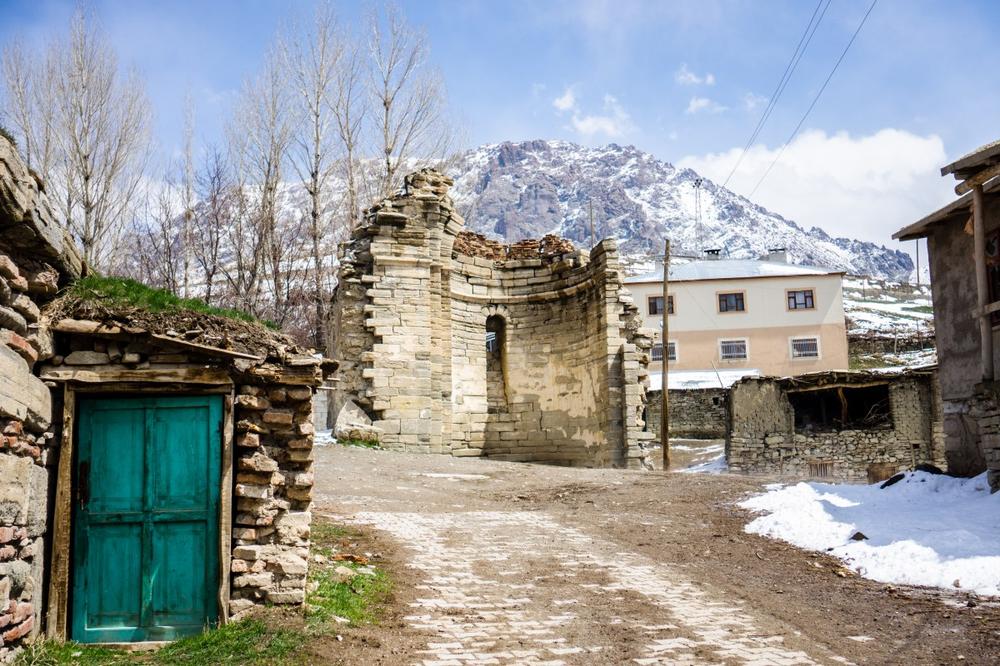 معماری داخلی و محراب کلیسای تاریخی واراگاوانک وان