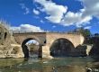 نمای کلی پل تاریخی زمان خان سامان روی رودخانه خروشان زایندهرود چهارمحال و بختیاری