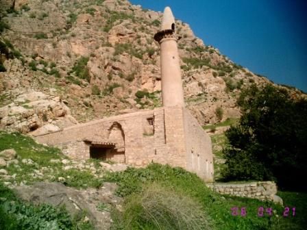 معماری سنگی و کهن مسجد عبدالله بن عمر در منطقه ریجاب سرپل ذهاب