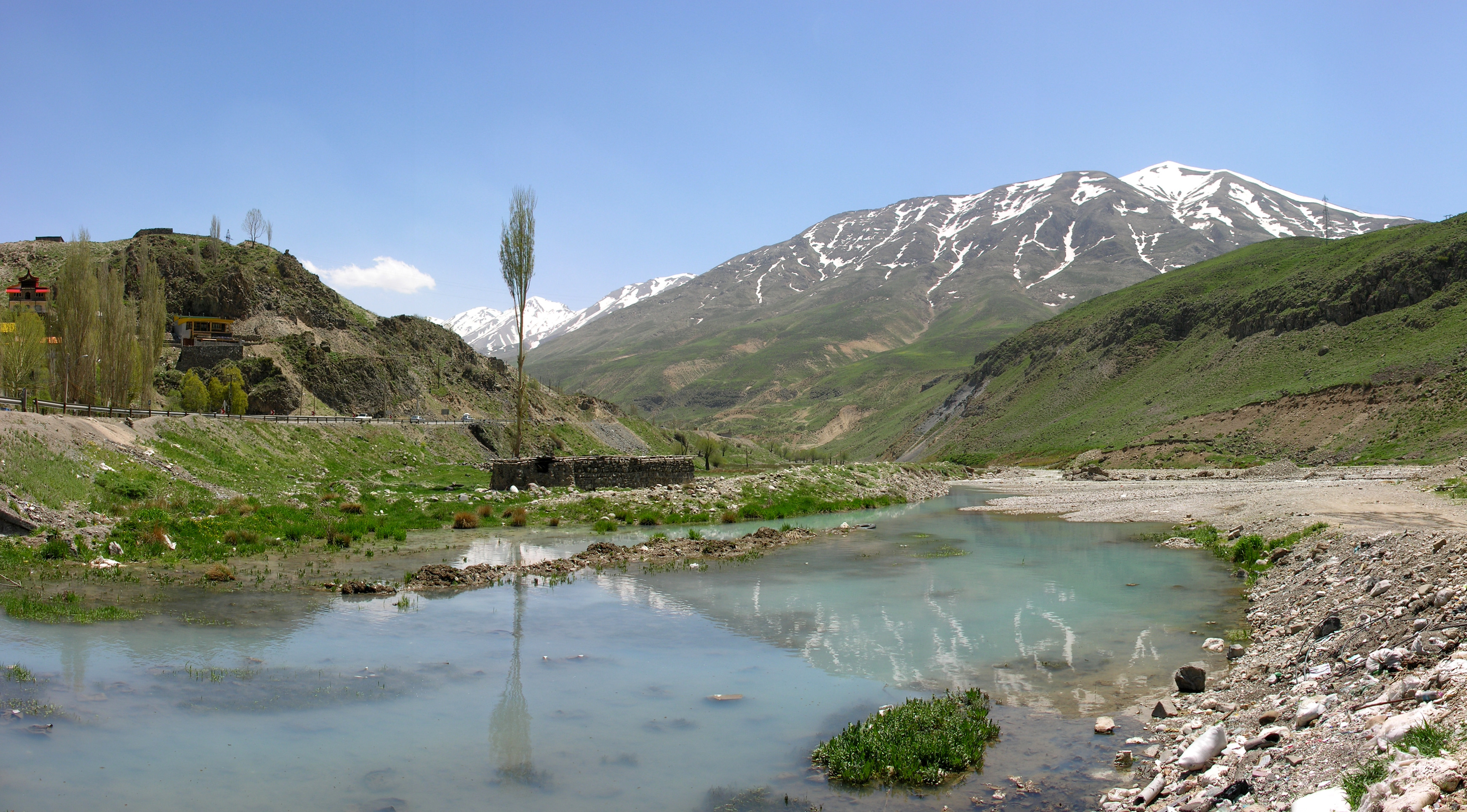 نمای کوهستان و تنگه پلور در جاده هراز
