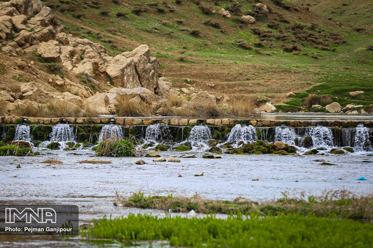 جریان آب خنک چشمه دیمه و آبشار کوهرنگ در چهارمحال و بختیاری