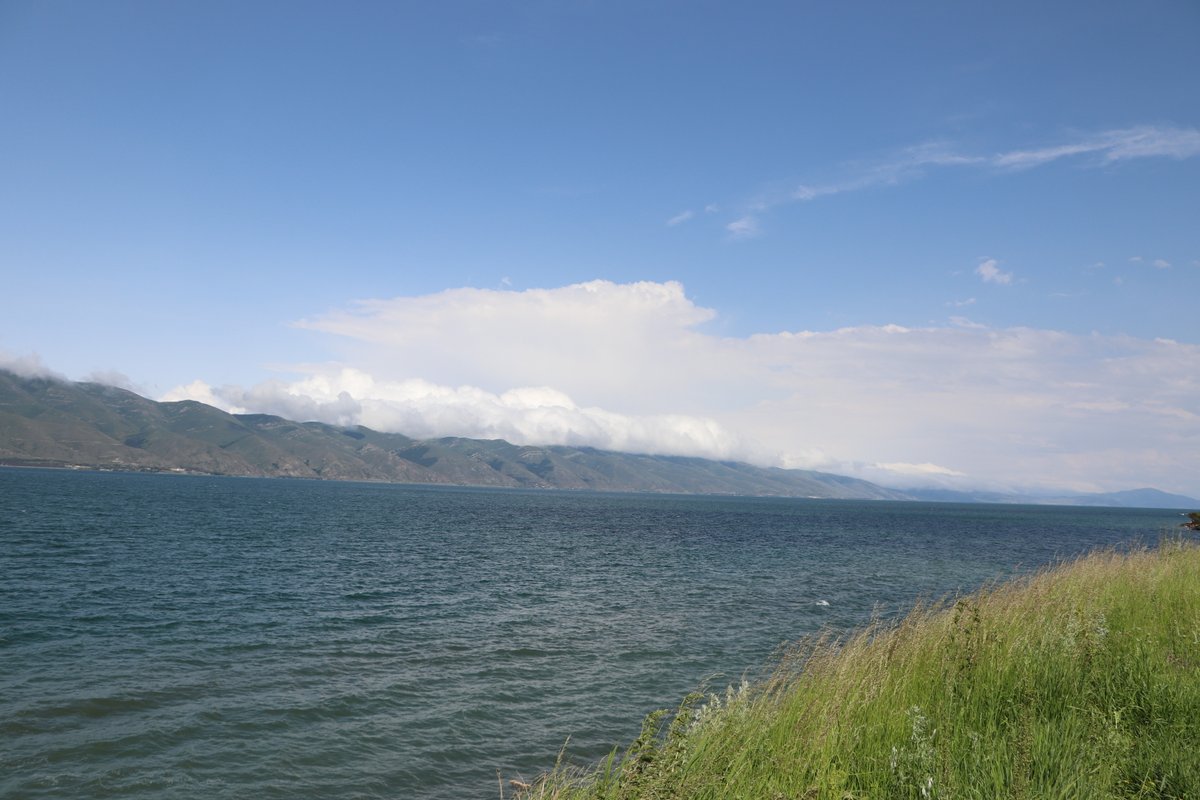 ساحل صخرهای و شنهای دریاچه سوان ارمنستان