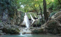 نمای پرآب و صخرهای از آبشار لوه مینودشت در دل جنگلهای گلستان