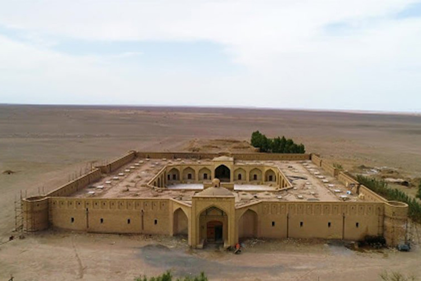 نمای بیرونی و تاریخی کاروانسرای شاه عباسی مرنجاب در دل کویر