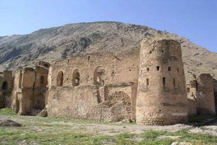 نمایی تداعیگر از بقایای دیوارهای خشتی و دژهای کهن ایران
