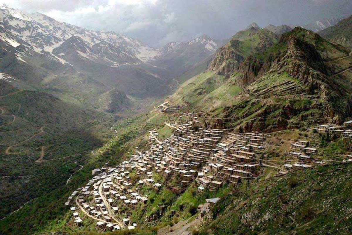 معماری پله کانی روستاهای اورامانات کردستان در دل کوهستان