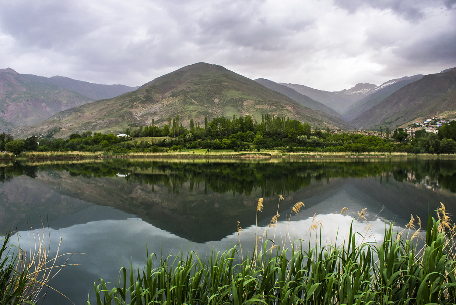 کوهستان الموت و دریاچه اوان