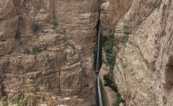نمای باشکوه و طبقاتی آبشار پیران سرپل ذهاب در منطقه ریجاب کرمانشاه