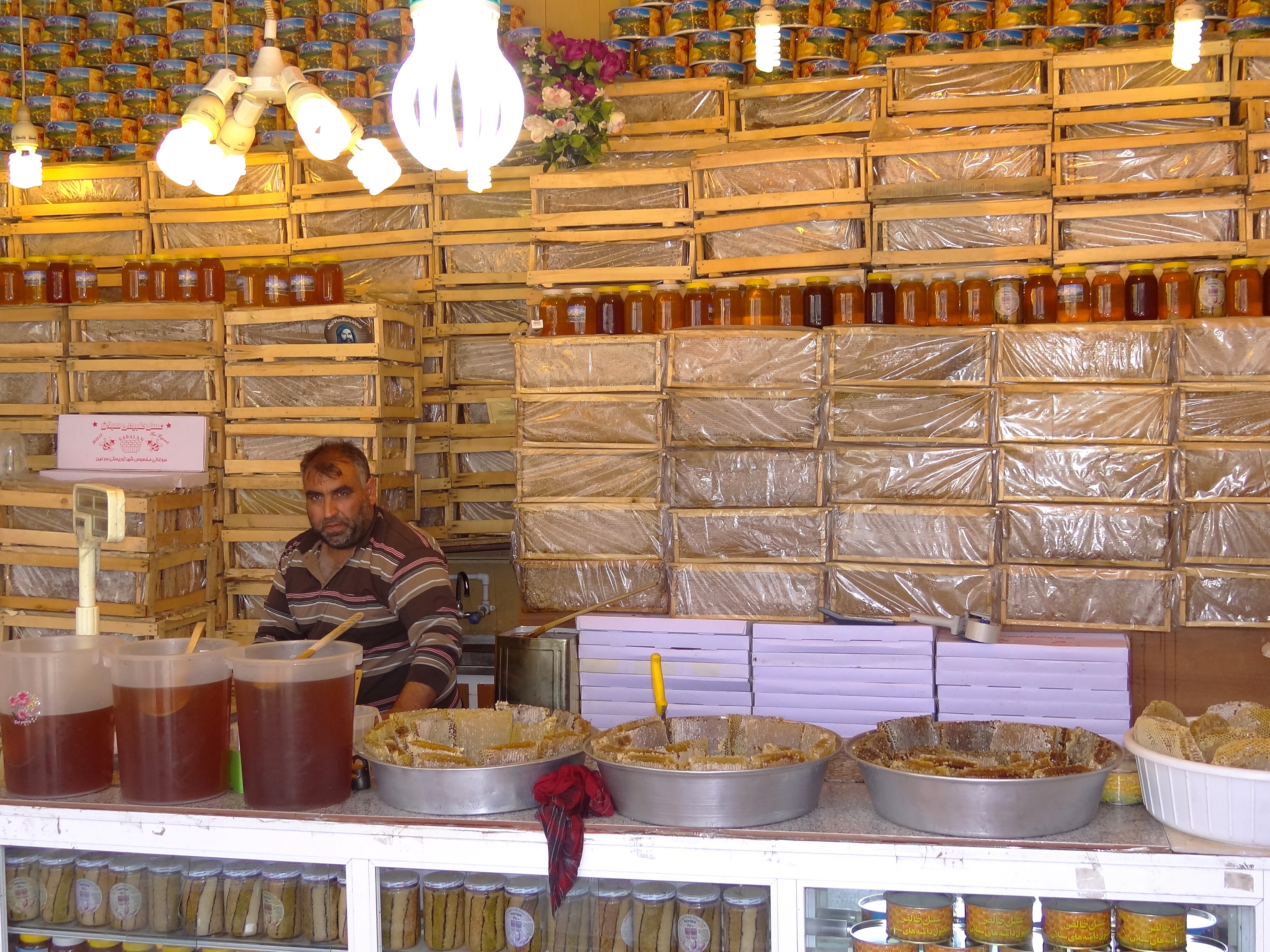 عرضه مستقیم عسل طبیعی سبلان و موم در مغازههای سوغات سرعین