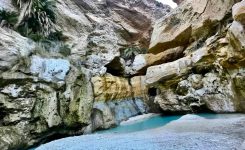 ورودی صخره‌ای و تاریک تنگه شوتاریکو پارسیان هرمزگان