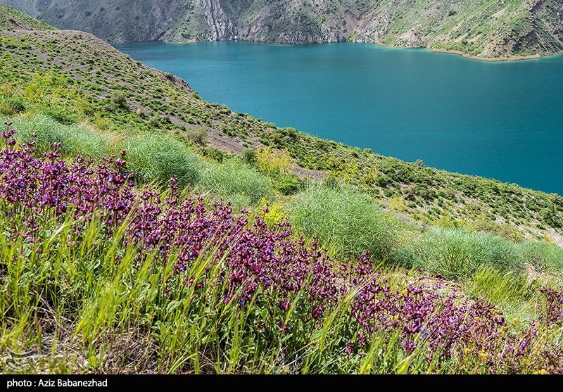 نمایی از پهنه آبی دریاچه کوهستانی در زاگرس