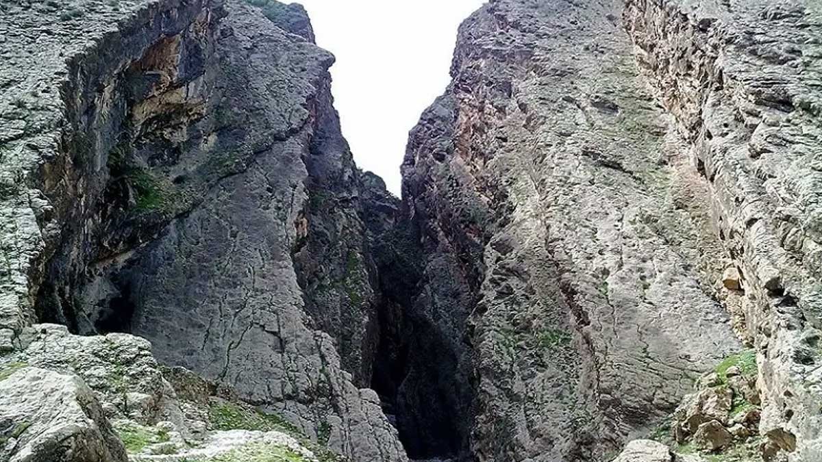 بقایای قلعه ساسانی و برج و باروی سنگی بهرام چوبین دره شهر