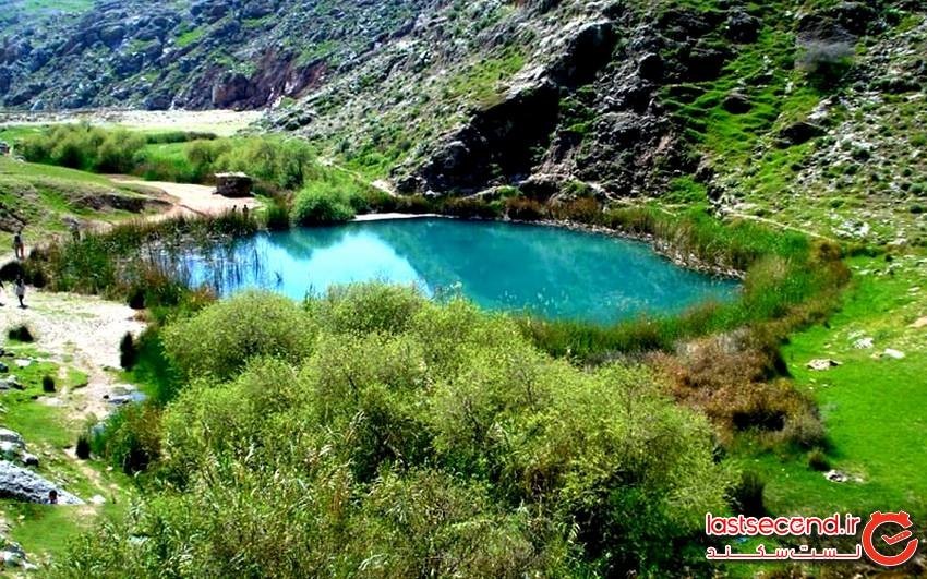 آب فوق‌العاده زلال و فیروزه‌ای دریاچه دوقلو سیاه گاو آبدانان شبیه به آکواریوم طبیعی