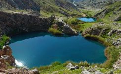 نمای پانوراما از دریاچه دوقلو سیاه گاو آبدانان ایلام با آب فیروزه‌ای زلال