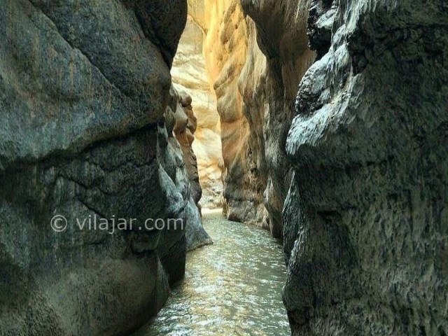 تخته سنگهای معلق و پلهای طبیعی صخرهای در سقف تنگه هلت