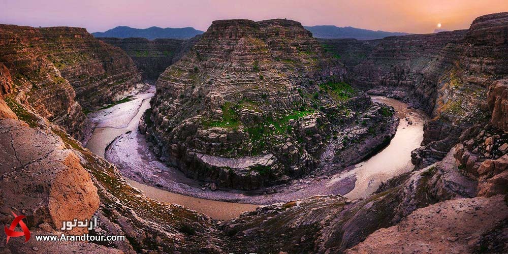 چشمانداز دره و طبیعت بکر پیرامون تنگه کافرین در فصل بهار و پاییز