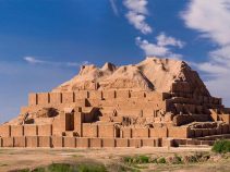 نمای کلی زیگورات چغازنبیل در استان خوزستان