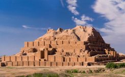 نمای کلی زیگورات چغازنبیل در استان خوزستان